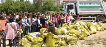 Polaris ecologizează plaja Modern alături de elevii Colegiului Mircea cel Bătrân